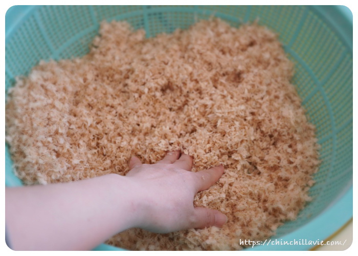 ウッドチップに含まれる微細な木粉の粉塵を漉している様子