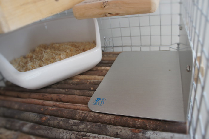 ティモのチンチラケージに夏の期間だけ追加したアルミ製の涼感グッズ