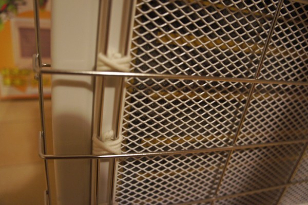 チンチラのティモの寒さ対策 遠赤外線マイカヒーターとステンレスホルダーの隙間の揺れ防止としてとった対策