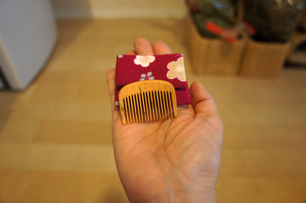 チンチラのティモ グルーミング用の櫛 櫛留商店の本つげ櫛