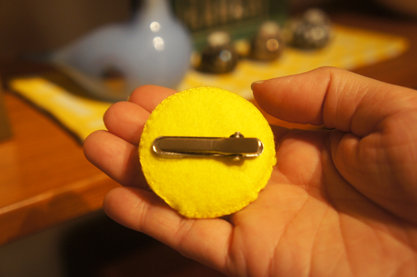 MORUSUPER-7Mのモルモット雑貨作家めめさんのお帽子 裏側には丸みのあるピンが留めてあります