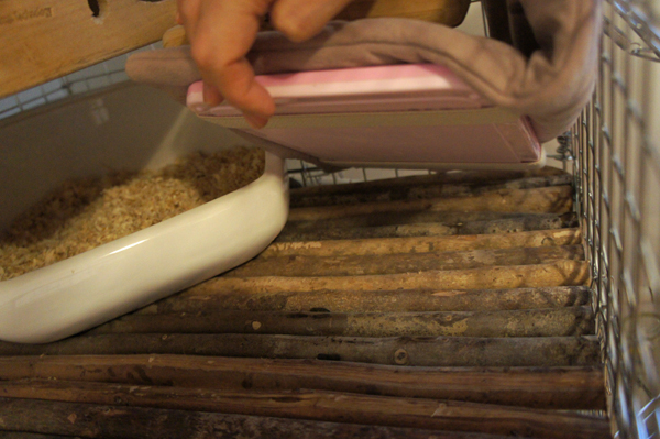 チンチラのティモの寒さ対策 マルカン リバーシブルヒーターＭサイズをいたずらされないようにとった対策 プラス工房ステージマットにゴムを縫い付けて、リバーシブルヒーターに固定した様子