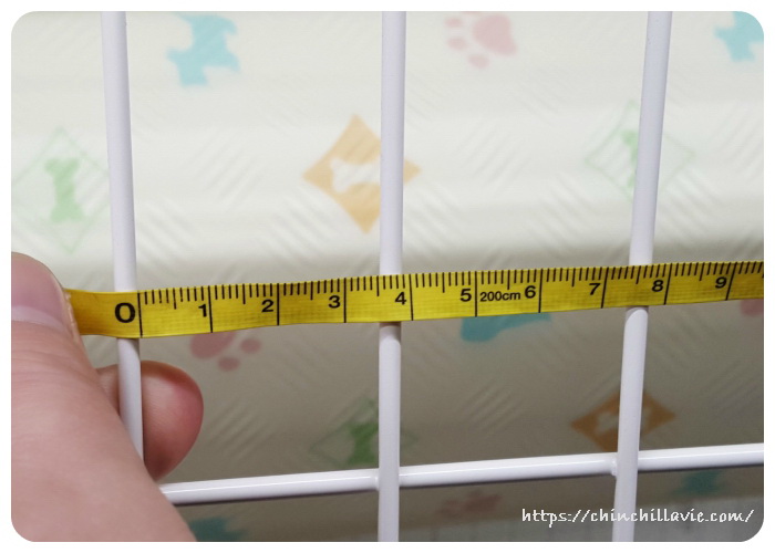 生後6ヵ月のチンチラのティモが首を突っ込んだパーティションの桟の隙間