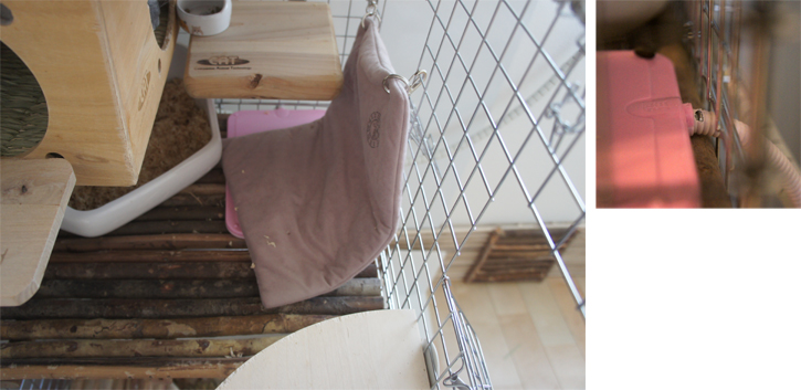 チンチラのティモの寒さ対策 マルカン リバーシブルヒーターＭサイズの上にプラス工房 ステージ用マットを重ねる 引っ張ってしまい、電源コードカバーの周りについているナイロン樹脂を齧られてしまった様子