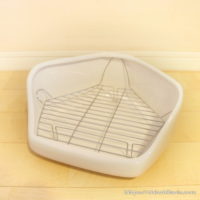 ティモのチンチラケージに愛用中のおトイレ「KAWAI レストルーム　ホワイト」　（金網は外して使用）