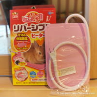 チンチラのティモの寒さ対策用品　「マルカン　リバーシブルヒーター Mサイズ」