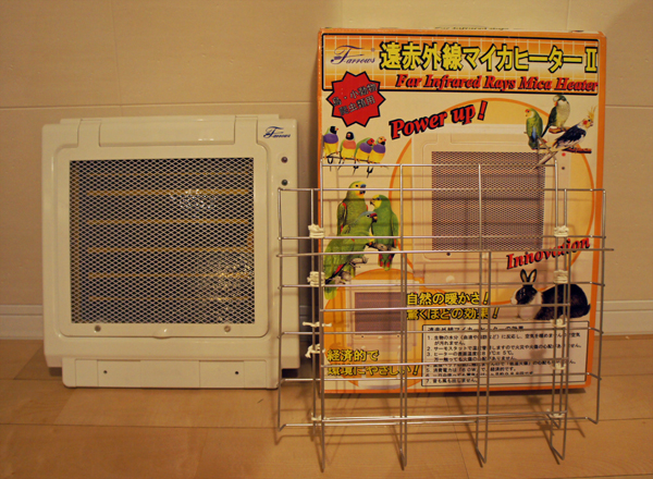 チンチラのティモのための寒さ対策 冬支度 みずよし貿易の遠赤外線マイカヒーターⅡと専用ステンレスホルダーの写真