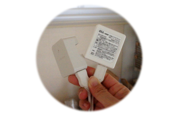 使わずに保管されていた携帯電話用のＡＣ電源アダプタ　USB電源アダプタ
