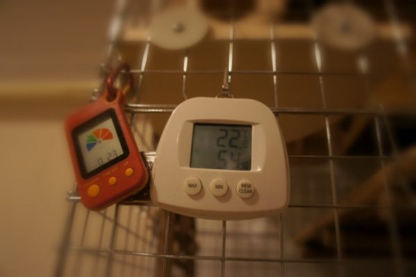 チンチラのティモの初代温湿度計 SMARTEK MH-233-WH