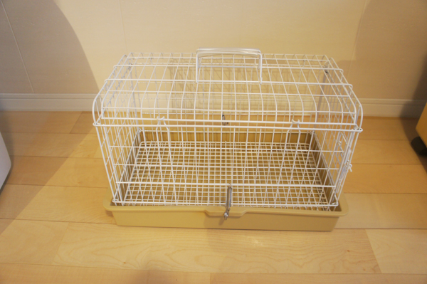 チンチラのティモのための移動用キャリー 三晃商会ライトキャリー