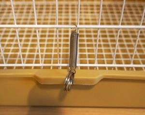 三晃商会ライトキャリー キャリー金網と受け皿トレイを固定するためのバネの拡大写真 チンチラのティモのキャリー