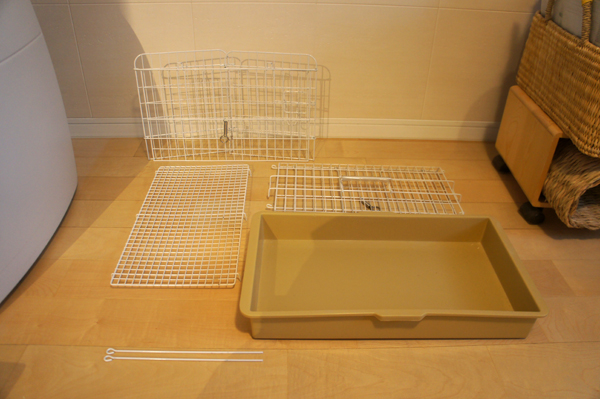 三晃商会ライトキャリーを組み立てる前の様子 チンチラのティモのキャリー