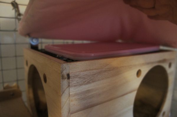 チンチラのティモの遊び用の巣箱の上に乗せているマルカンさんのリバーシブルヒーターＭサイズ