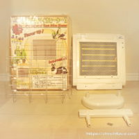 チンチラケージの壁面に取り付けて愛用している寒さ対策用品「みずよし貿易　フューチャーアロー　遠赤外線マイカヒーターⅡ」と専用ホルダー