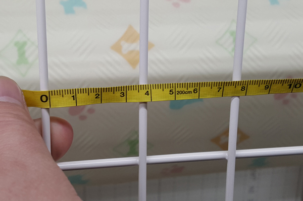 リッチェル ジョイントサークルの桟のすき間を測った様子